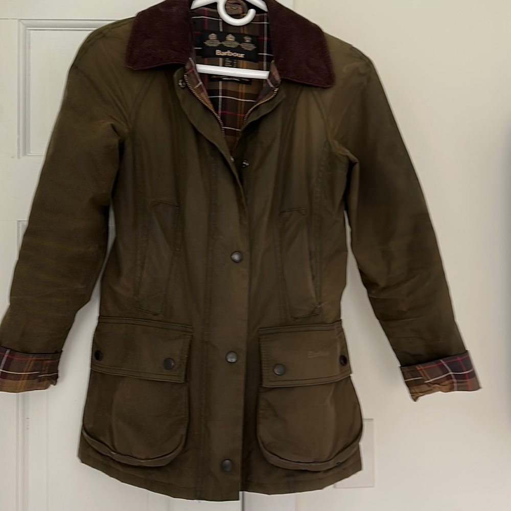 Women’s Barbour Beadnell jacket. Olive green with olive plaid lining. US size 0